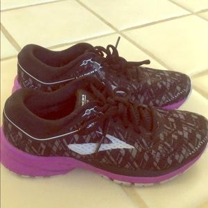 Brooks sneakers like new